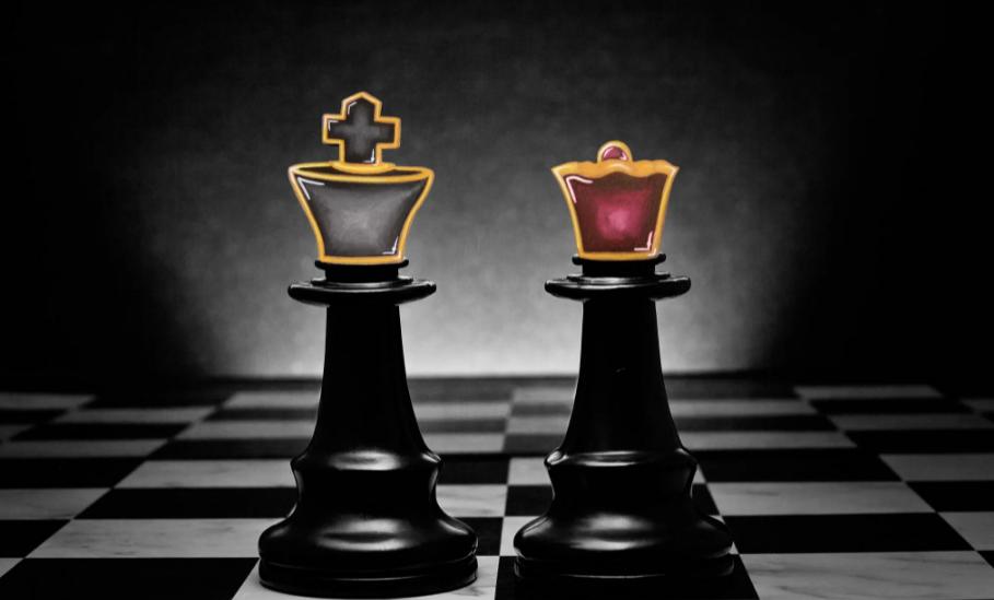 Почему шахматного ферзя называют королевой?